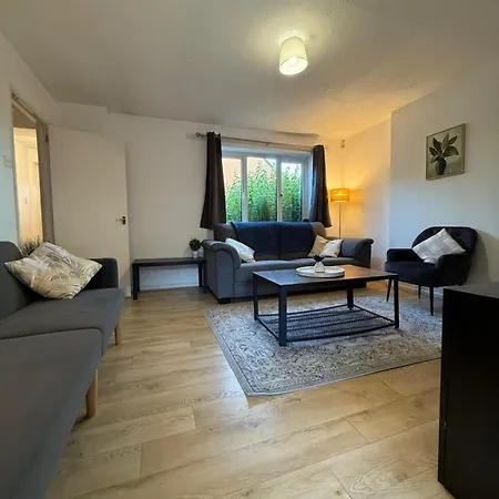 Relaxing In Bradley Stoke Feriehus Bristol